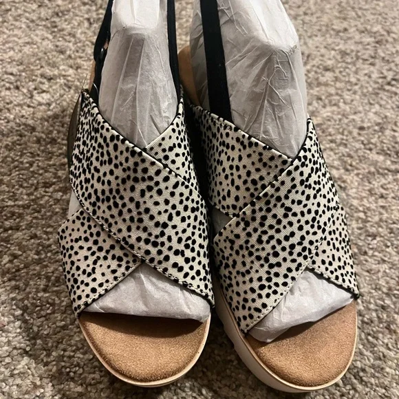 Toms Black and Cream Women's Sandals - Picture 4 of 5